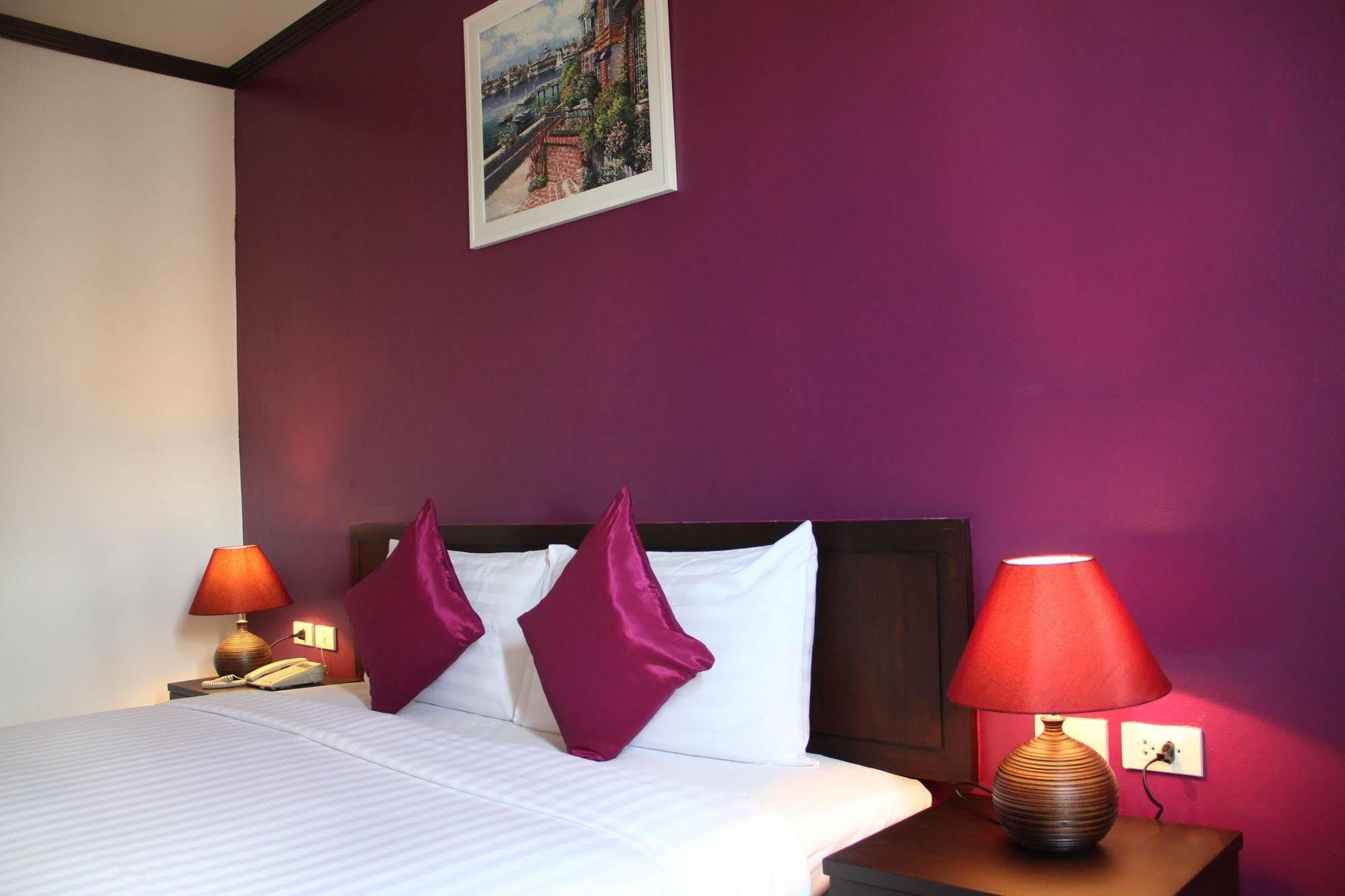 Sri Boutique Hotel Patong Exterior foto